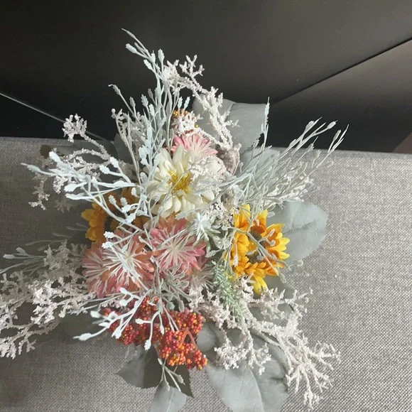 Dried faux flowers in‎ white squat pot decor - Picture 3 of 5